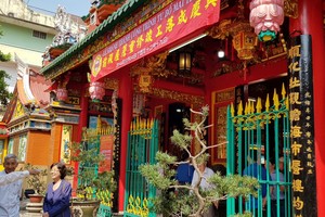 溫陵會館理事向代表們介紹前殿屋簷修飭工程。