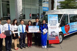 越南奶品公司向市人道捐血中心贈送捐血專用車。