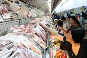 消費者在超市購買肉類食品。