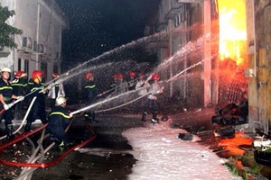 消防員在第四郡第十三坊黃耀街1B號南方Sotrans倉儲物流股份有限公司火災現場救火。