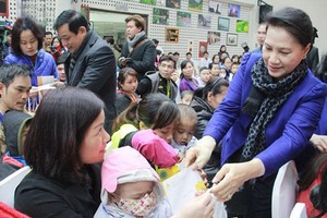 國會主席阮氏金銀看望癌症病童。（圖源：VOV）