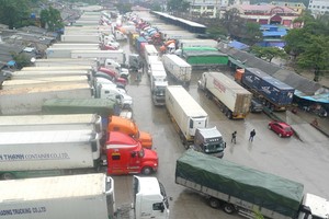 運載農產品車輛在邊境口岸滯留。