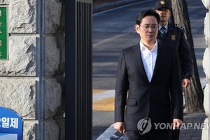 2月5日，在京畿道義王市的首爾拘留所，三星電子副會長李在鎔在二審判決被判處有期徒刑2年6個月、緩刑4年。圖為李在鎔被捕353天後獲釋，表情平淡地走出拘留所。 （韓聯社）