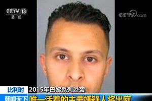 巴黎恐怖襲擊案嫌疑人出庭受審。（圖源：CCTV視頻截圖）