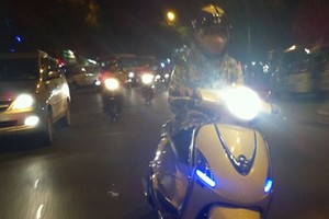 在市區開射遠燈被罰70萬元。（示意圖源：互聯網）