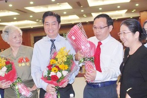 市委副書記武氏蓉(右一)向葉秀英大娘 家人贈送鮮花。