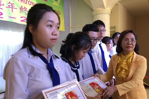 陸燕媚校長頒獎給優秀生。