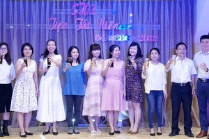 林珮玲校長（左三）向老師們予以祝賀。