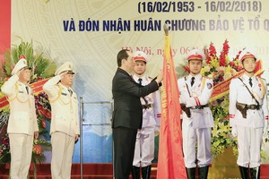 國家主席陳大光向人民公安警衛力量授予三等捍衛祖國勳章。（圖源：顏創）