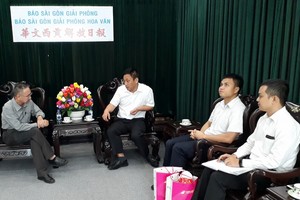 范興主任（左）接待南航駐本市代表。