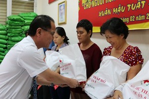 胡志明市台商會會長鄭文忠送禮給華人貧困戶。