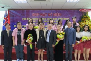 澳大利亞駐本市總領事Karen Lanyon(前左四)同與會代表合影留念。（圖源：明俠）