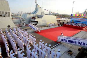 兩艘導彈護衛艦舉行的升旗儀式一瞥。