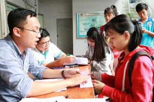 貧困大學生獲領取車票回鄉過年。