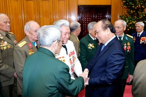 阮春福總理與退伍軍人會晤。（圖源：光孝）