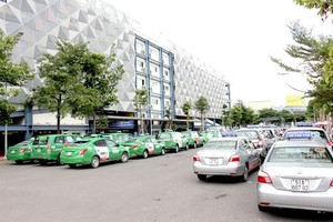 新山一機場興建5層樓高、消防系統自動化的存車場。