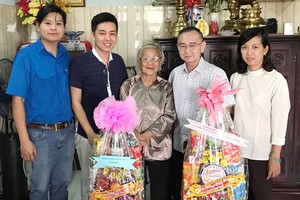 本報編委、編輯部主任范興率領的本報工會和共青團昨(7)日前往向華人越南英雄母親顏氏喜祝賀新年。