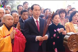 國家主席陳大光偕夫人在主席府的胡志明主席遺跡區67號屋上香緬懷胡伯伯。（圖源：VTV視頻截圖）