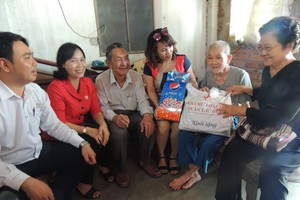 守德郡紅十字會主席鄧陳源草(左二)與熱心人士探望94高齡孤寡老人阮氏儒(右二)。