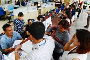 企業和民眾在市稅務局辦理稅務手續。