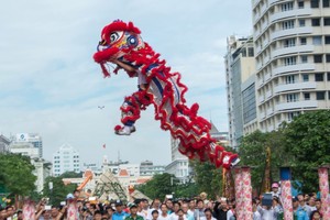衡英堂去年在阮惠步行街表演的節目。