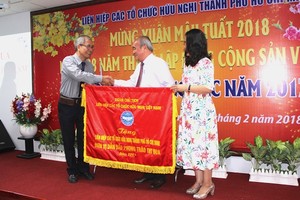 越南各友好組織聯合會向市各友好組織聯合會頒發錦旗。