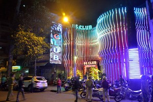 市公安機關對第五郡Club 86酒吧(見圖)進行檢查。