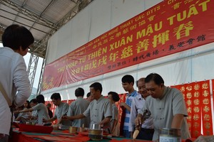 各位書法家為各界華人書寫揮春。（圖源：燕農）