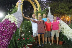 在春節花展合影留念。