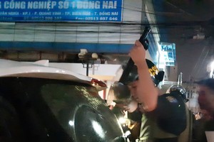 警察檢查來自本市黑社會團伙汽車