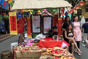 遊客與書法家合影。  ​