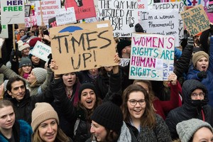 近200名英國女性演藝人員18日發表聯名公開信，呼籲全社會終結性騷擾現象，並號召公眾向一個反性騷擾基金募捐。（圖源：互聯網）