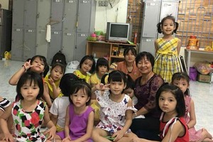 華人商販應氏蓮(後排右二)與孤兒們合照。