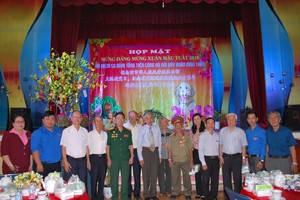 市領導和各革命老前輩與華人青年代表合照。