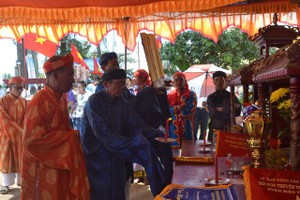 村中長老舉行神靈祭拜儀式。（圖源：國潮）