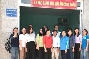 阮氏紅秋教師夫妻獲贈送「工會溫情屋」。