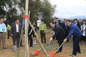 國家主席陳大光發動植樹節。（圖源：顏創）