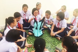 平盛郡朱文安小學的學生們聚精會神上性別教育課。