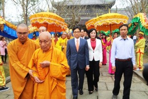 政府副總理武德膽(後右三)出席2018年拜訂寺盛會。