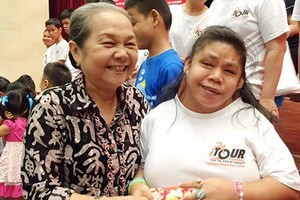 黃氏慶致力幫助、關懷殘疾人士和孤兒。