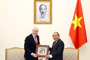 阮春福總理（右）向國際足聯主席詹尼‧因凡蒂諾贈送紀念品。