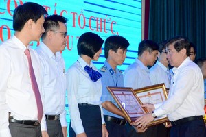 市人委會主席阮成鋒頒發獎狀給各集體與個人。