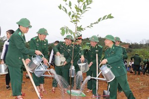 邊防部隊副政委馮國俊少將(左三)同戰士們一起參加植樹活動。（圖源：曰河）
