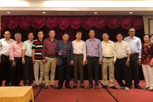 各位董事和校長上台向老師們祝賀。