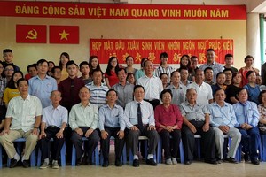 各代表與大學生合照。