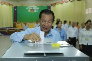 洪森參加參議院選舉投票。（圖源：柬華日報）