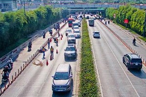 此交通事故導致守添隧道交通擁堵，車子大排長龍至第一郡轄地。（圖源：交通監控視頻截圖）