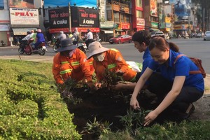 青年參加植樹活動。
