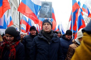 民眾參加遊行紀念前副總理遇刺３週年。（圖源：Getty Images）