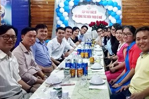 關照社群健康項目的集體醫生、志願者聚在一起交換工作經驗。